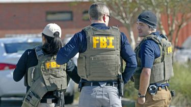 Un equipo de FBI realiza&nbsp; una investigación.
