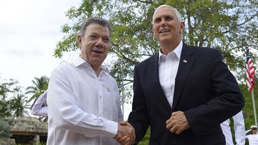Juan Manuel Santos y Mike Pence en Cartagena, Colombia, el 13AGO17. 