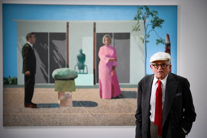 El artista británico David Hockney posa frente a su cuadro Fred y Marcia Weisman durante una sesión fotográfica en el Centro Pompidou de París, el 16 de junio de 2017.