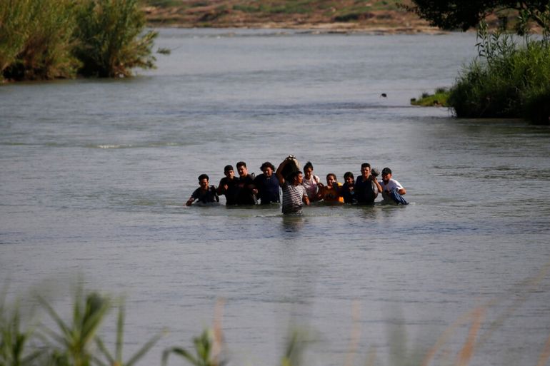 Migrantes, en su mayoría de Nicaragua, cruzan el río Bravo entre México y EEUU.
