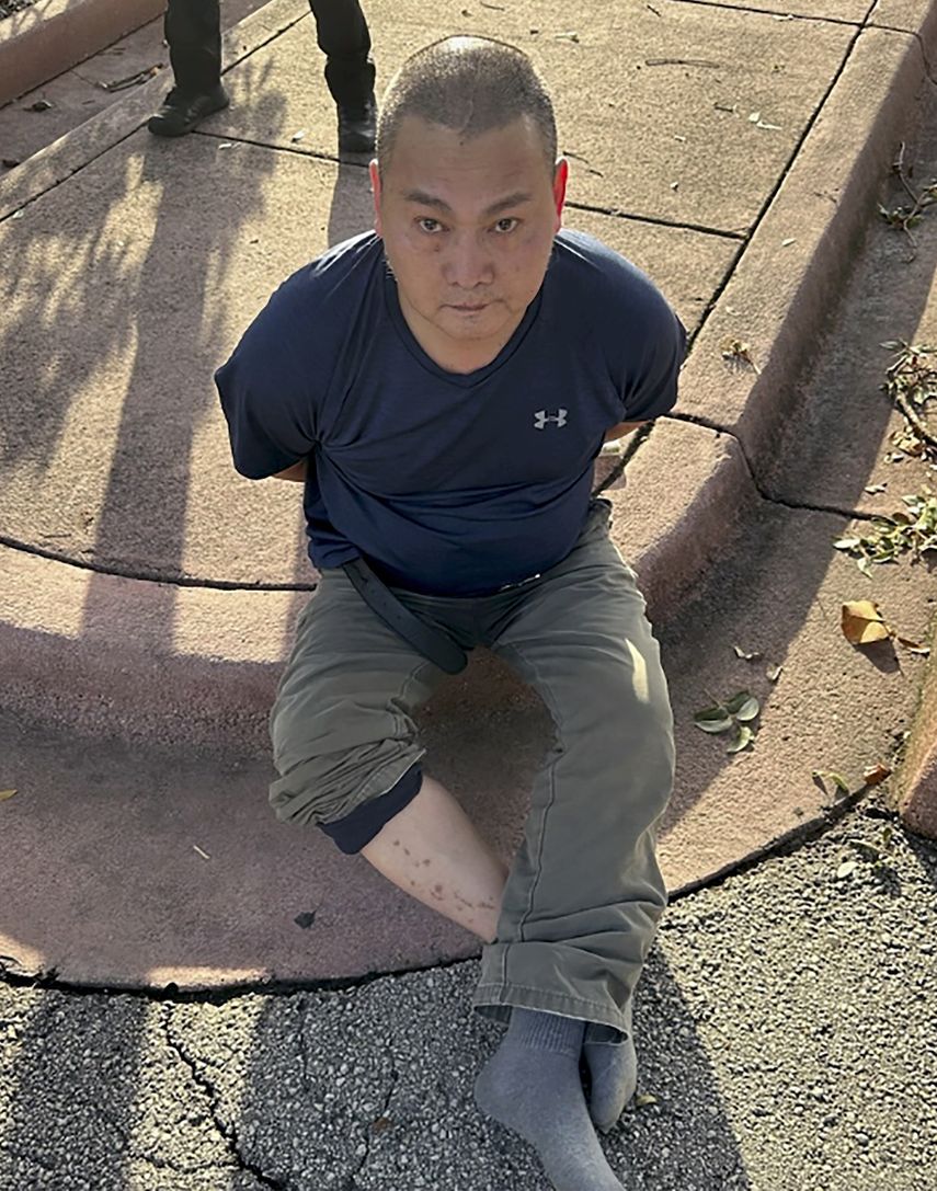 Esta fotografía facilitada por el Servicio Federal de Alguaciles de Estados Unidos, muestra a Wu Chen tras su arresto por la policía de Miami Beach, en el sur de Florida, el martes 22 de noviembre de 2022. La persona está implicada en el asesinato de cuatro personas asiáticas en una finca de cultivo de marihuana en Oklahoma, según las autoridades.&nbsp;