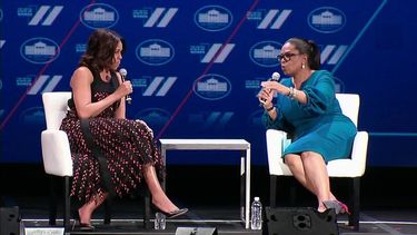 Imagen de una entrevista a la primera dama de los EEUU, Michelle Obama, realizada por Oprah Winfrey en junio de 2016.