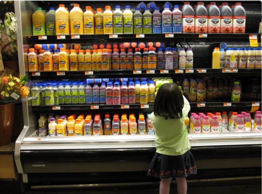 La industria alimenticia suele engañarnos al etiquetar las cantidades de azúcar que estamos consumiendo.