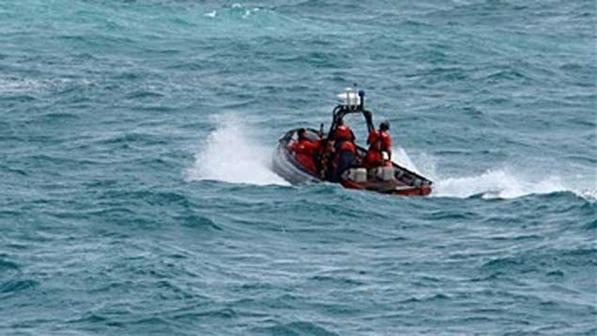 Un buque de la Guardia Costera llegó al lugar de los hechos y logró rescatar al propietario de la embarcación, su mujer y los dos hijos. (Archivo)