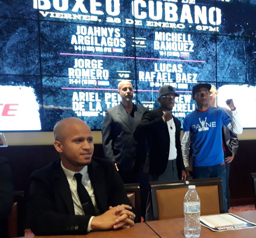El boxeador Jorge Romero, en primer plano, y al fondo el promotor Henry Rivalta y los animadores de la pelea estelar del viernes en Hialeah: Joahnys Arilagos y Michell Banquez.
