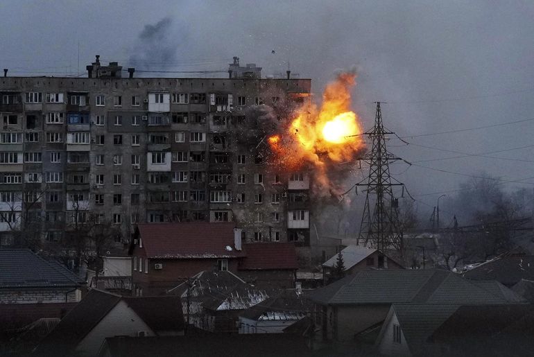 Edificios calcinados, barcos hundidos, restos de obuses... El puerto de Mariúpol, en el sudeste de Ucrania, conquistado por las fuerzas rusas, está arrasado
