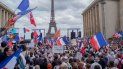 Miles de manifestantes se reúnen  en la Plaza del Trocadero, cerca de la Torre Eiffel, para oponerse a la vacunación obligatoria y otras medidas contra el COVID-19, en París. 