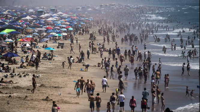 Muchas personas acuden a la playa para mitigar el calor.