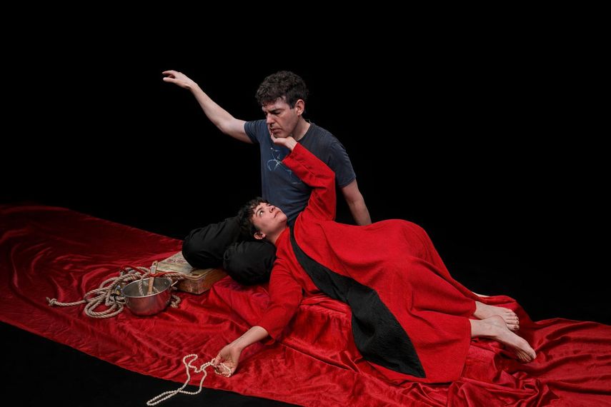 Escena de la obra No me beses en el cuello de la compañía Artefactus Cultural Project, Inc..&nbsp;