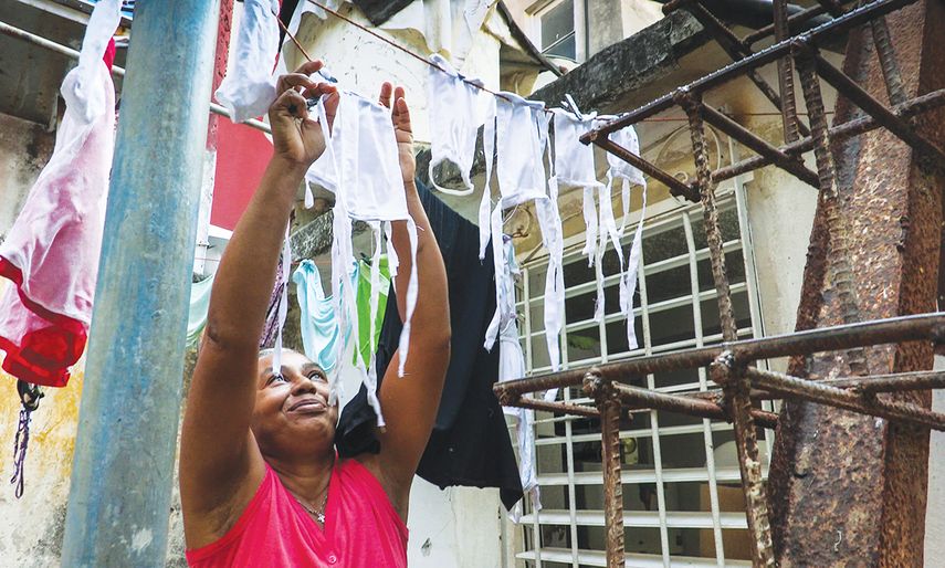 Una mujer, en La Habana,&nbsp; pone a secar al aire libre las mascarillas que usar&aacute; luego para protegerse del contagio de coronavirus.&nbsp;