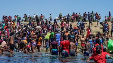 Cientos de inmigrantes haitianos en el cruce fronterizo entre EEUU y México.