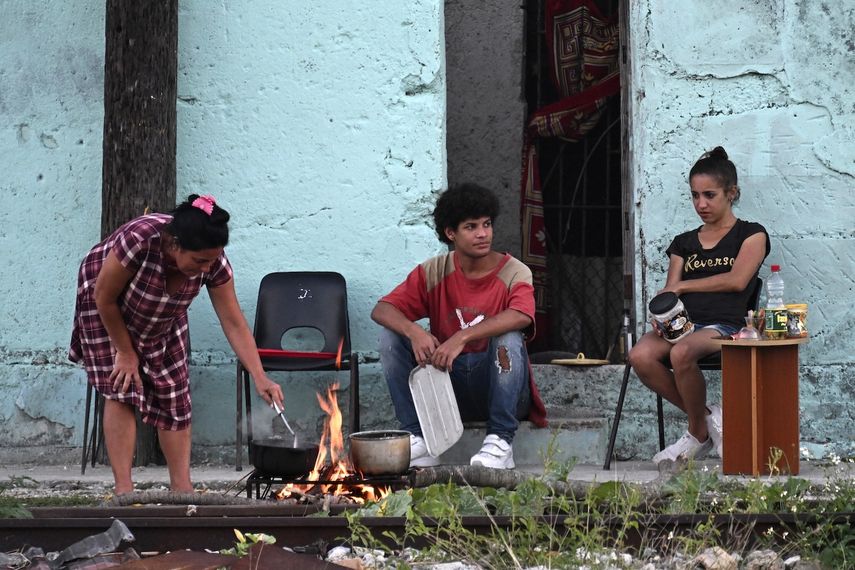 Cubanos cocinan afuera de sus casas durante un apagón nacional causado por un fallo en la red eléctrica en La Habana el 15 de marzo de 2025.&nbsp;