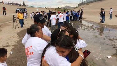 Familias se abrazaron en la frontera entre EEUU y México luego de pasar años separadas