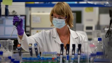 Una especialista trabaja en un laboratorio.
