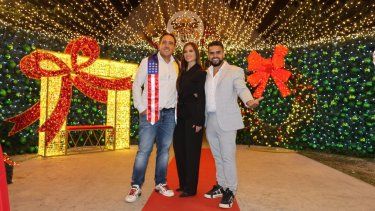 Fernando Mendoza, Celina Mendoza, y Daniel Zambrano, conocido como El Rey de la Navidad.