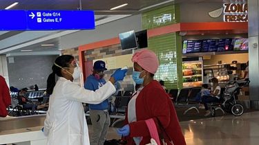 Pasajeros dominicanos son evaluados por la doctora Mónica Dorvill Bello, previa salida hacia la República Dominicana por el Aeropuerto Internacional de Fort Lauderdale en este vuelo ferry, coordinado por el Consulado General del país.