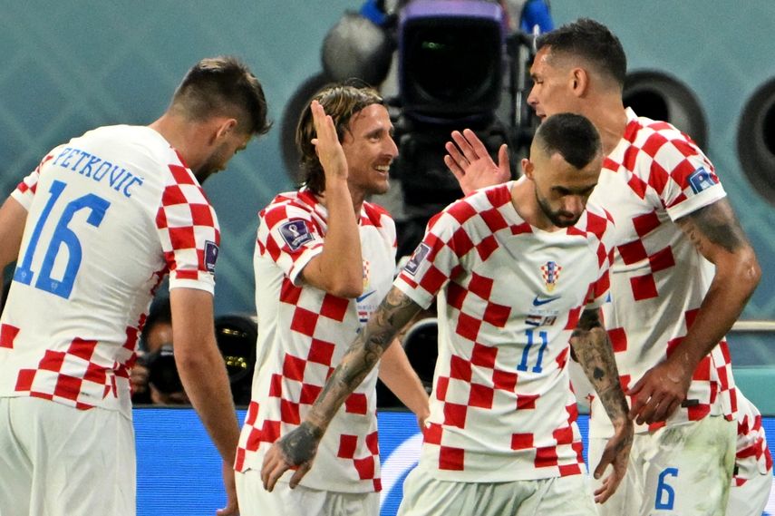 El mediocampista Luka Modric y el defensor Dejan Lovren se felicitan luego de que Croacia anotara uno de sus tres goles ante Canadá en el Mundial de Catar, el domingo 27 de noviembre de 2022.