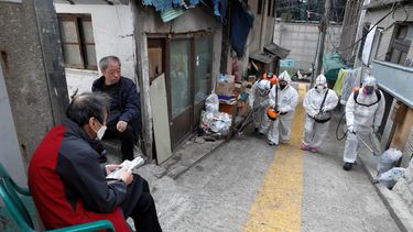 Trabajadores roc&iacute;an desinfectante como medida de precauci&oacute;n contra el nuevo coronavirus en Se&uacute;l, Corea del Sur.&nbsp;