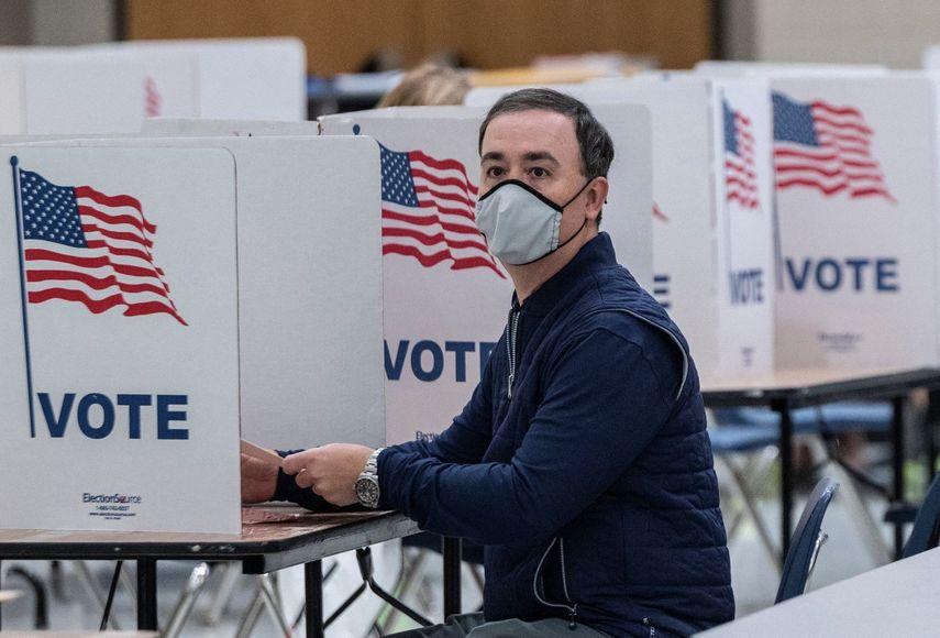 Un votante en las elecciones primarias en Virginia en 2022.