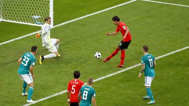 Los coreanos sentenciaron el partido en el último suspiro con dos goles.