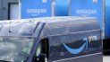 Un empleado en uno de los vehículos de distribución de Amazon. Un empleado en uno de los vehículos de distribución de Amazon.