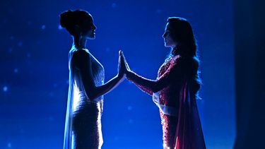 Miss México Fatima Bosch (D) se enfrenta a Miss Tailandia Praveenar Singh (I) para escuchar a la ganadora del certamen Miss Universo 2025 en Nonthaburi, al norte de Bangkok, el 21 de noviembre de 2025.