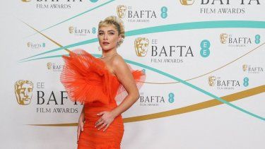 La actriz británica Florence Pugh posa en la alfombra roja a su llegada a los BAFTA British Academy Film Awards en el Royal Festival Hall, Southbank Centre, en Londres, el 19 de febrero de 2023. La actriz debuta como cantante en su nueva película.