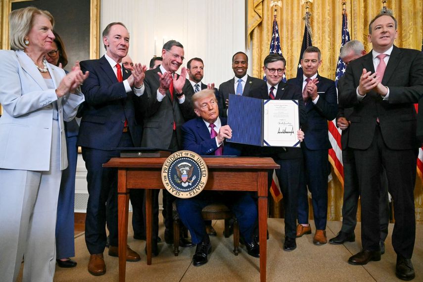 El presidente de Estados Unidos Donald J. Trump muestra su firma para eliminar los beneficios federales a California para su programa de vehículos eléctricos.