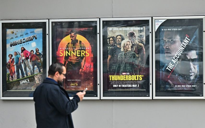 Un hombre pasa junto a carteles de cine en el Teatro AMC de Montebello, California, el 5 de mayo de 2025.&nbsp;