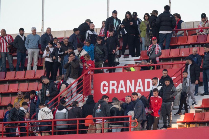 Aficionados abandonan el estadio luego de que el juego fuera suspendido por una emergencia médica en las gradas, el 10 de diciembre de 2023.