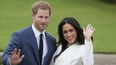 En esta foto de archivo tomada el 27 de noviembre de 2017, el Pr&iacute;ncipe Harry de Gran Breta&ntilde;a y su prometida, la actriz estadounidense Meghan Markle, posan para una fotograf&iacute;a en el Jard&iacute;n Hundido en el Palacio de Kensington en el oeste de Londres tras el anuncio de su compromiso.