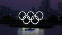 En esta foto del 3 de junio de 2020, los anillos olímpicos flotan sobre el agua al atardecer en Tokio. La capital de Japón fue la predecesora del próximo evento olímpico que será en París-2024