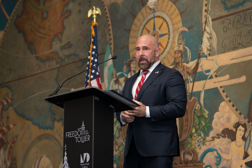 Jay Collins, vicegobernador de Florida, en el acto de reapertura de la Torre de la Libertad. Jay Collins, vicegobernador de Florida, en el acto de reapertura de la Torre de la Libertad.