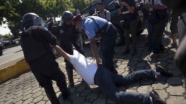 Policías del régimen nicaragüense detienen a un manifestante durante una marcha contra Daniel Ortega en Managua.