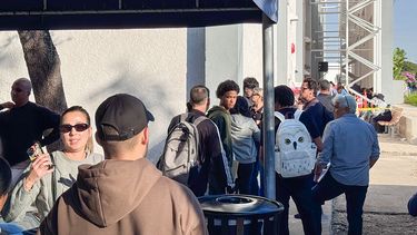 Fila para ingresar a la oficina de licencias de conducir en el Mall de las Américas.