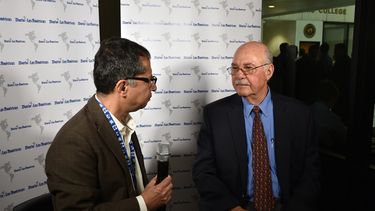 El periodista de DIARIO LAS AMÉRICAS Sergio Otálora entrevista a Alfredo Cristiani (der.), expresidente de El Salvador.