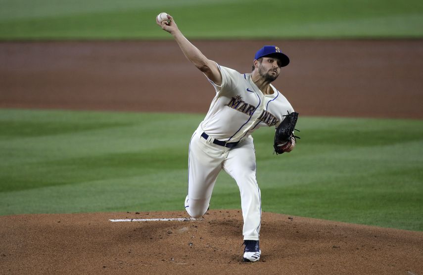 El abridor de los Marineros de Seattle Kendall Graveman trabaja en la primera entrada del juego ante los Atl&eacute;ticos de Oakland, el domingo 2 de agosto de 2020, en Seattle