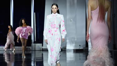 Creaciones del diseñador Christian Cowan en la Semana de la Moda de Nueva York.