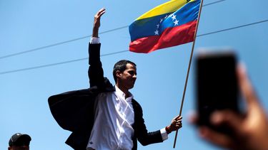 El presidente encargado de Venezuela, Juan Guaidó, saluda a seguidores en Catia La Mar, una zona popular cercana al Aeropuerto Internacional de Maiquetía Simón Bolívar.