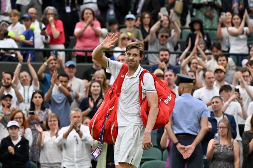 El chileno Nicolás Jarry saluda al público después de su derrota en Wimbledon, el 6 de julio de 2025.