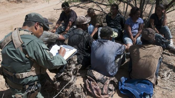 Indocumentados en la frontera sur de Estados Unidos, detenidos por la policía fronteriza.&nbsp;