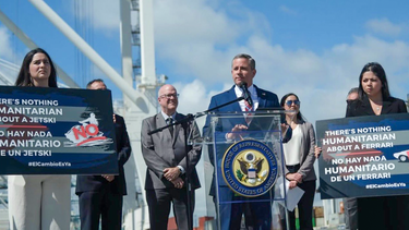 Frente al micrófono, Dariel Fernández, recaudador de impuestos de Miami-Dade.
