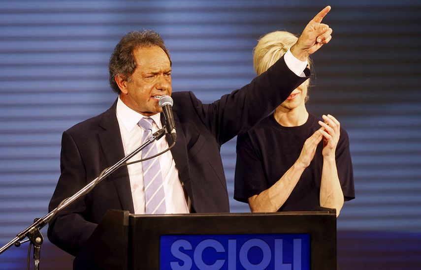 Daniel Scioli, primero en los sondeos, desafiado por sus dos rivales. (REUTERS)