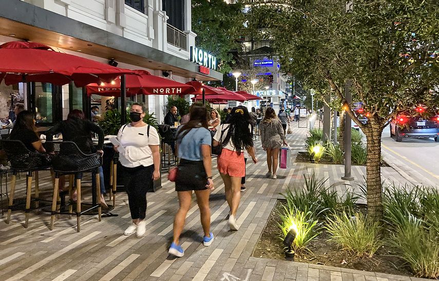 En Brickell restaurantes y terrazas reciben cientos de comensales.