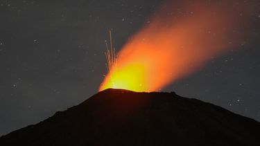 El volcán Pacaya, visto desde el Cerro Chino en el municipio de San Vicente Pacaya, a unos 55 km al sur de la ciudad de Guatemala, entra en erupción el 25 de julio de 2020.