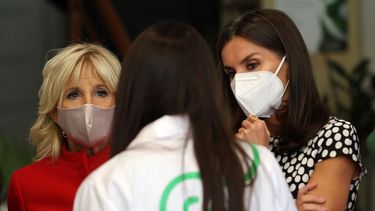 La primera dama estadounidense Jill Biden, izquierda, y la reina Letizia de España, derecha, visitan la Asociación Española Contra el Cáncer, el lunes 27 de junio de 2022, en Madrid. &nbsp;