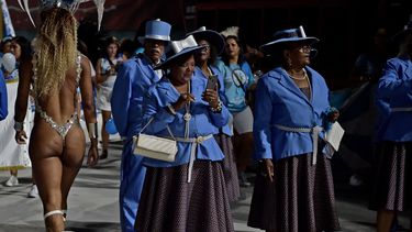 Un miembro de la Escuela de Samba Vila Isabel camina durante el evento Apertura del Carnaval 2022, en Río de Janeiro, Brasil, el 26 de febrero de 2022.&nbsp;