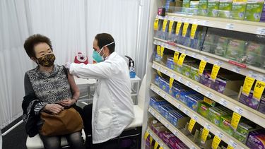 El farmacéutico Todd Gharibian administra una dosis de la vacuna contra el COVID-19 de Moderna a Toshiko Sugiyama, en una farmacia CVS en 1 de marzo de 2021 en Los Ángeles. (