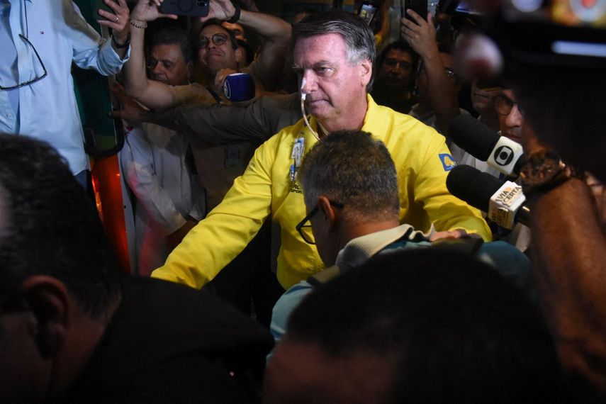El expresidente brasileño Jair Bolsonaro es fotografiado antes de subir a una ambulancia al salir del Hospital Rio Grande en Natal, estado de Rio Grande do Norte, Brasil, el 12 de abril de 2025. El expresidente brasileño Jair Bolsonaro, quien se recupera de una cirugía intestinal, sufrió un revés de salud un día después de recibir una citación judicial en su cama de hospital, informó su equipo médico el 24 de abril de 2025.