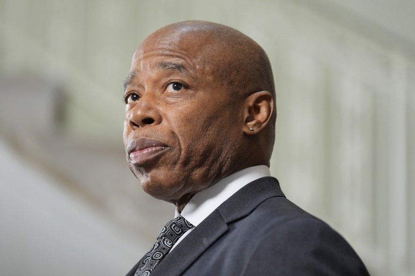 &nbsp;El alcalde neoyorquino Eric Adams habla en una conferencia de prensa, el lunes 16 de septiembre de 2024, en Nueva York.&nbsp;